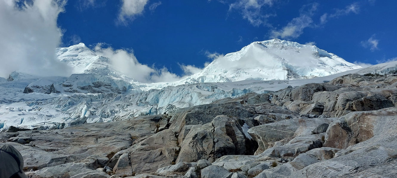 Lucio Huayhua Expeditions - Vista cumbre norte y sur desde el campo Morrena