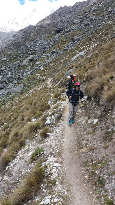 Lucio Huayhua Expeditions - Descendiendo de la cumbre del Nevado Ishinca al campo base.