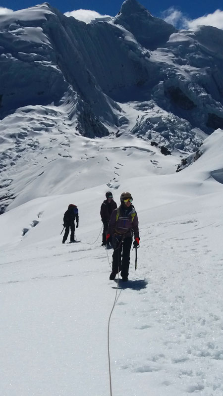 Lucio Huayhua Expeditions - Llegando a la cumbre del Nevado Ishinca