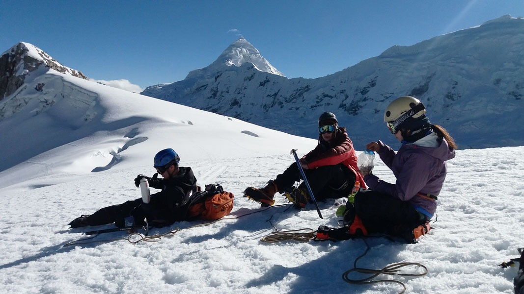 Lucio Huayhua Expeditions - Camino a la cumbre del Nevado Ishinca, con vista al Nevado Tocllaraju