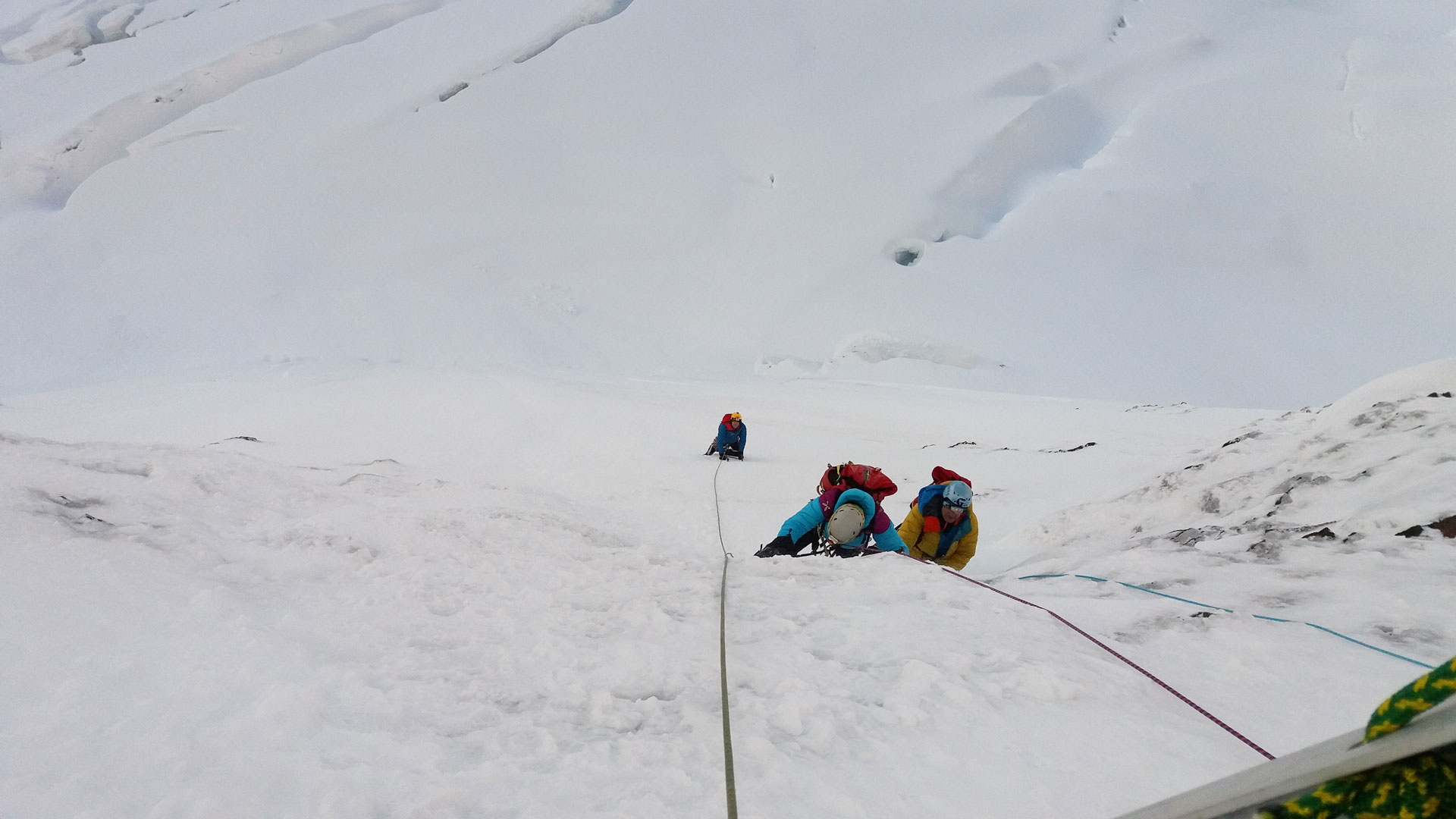 Lucio Huayhua Expeditions - Escalando la cara suroeste del Nevado Tocllaraju