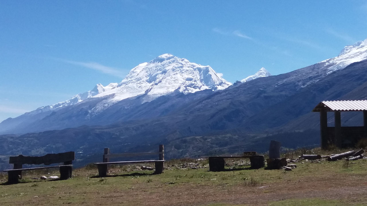 Lucio Huayhua Expeditions - Vista panorámica al nevado Huascarán del inicio de trekking al nevado Tocllaraju