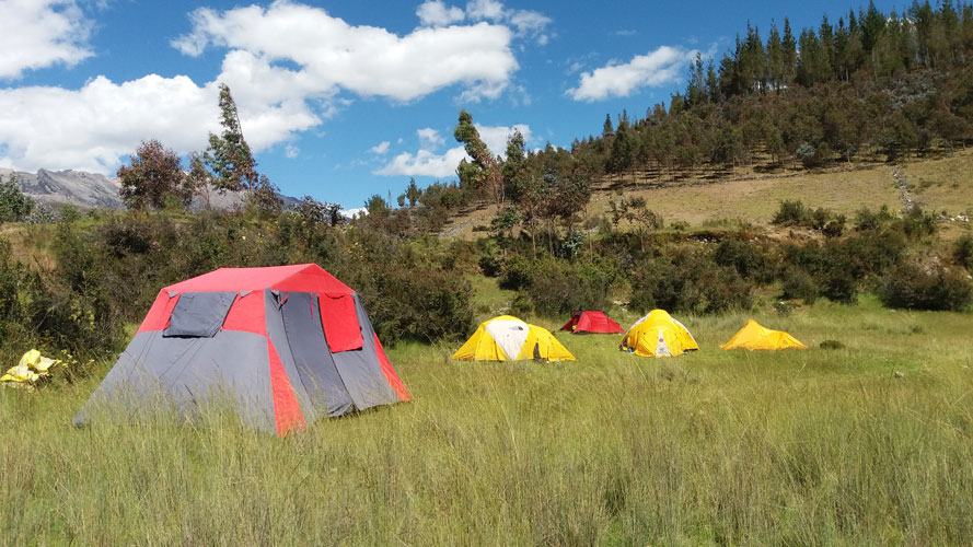 Lucio Huayhua Expeditions - Campamento de aclimatación para iniciar el trekking al Nevado Tocllaraju