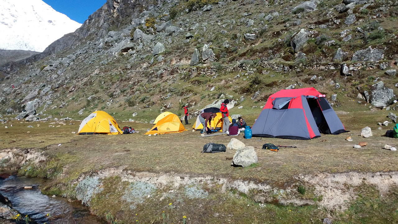 Lucio Huayhua Expeditions - Campo base Ishinca