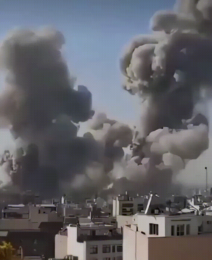 Schwarze Rauchwolke über Teheran