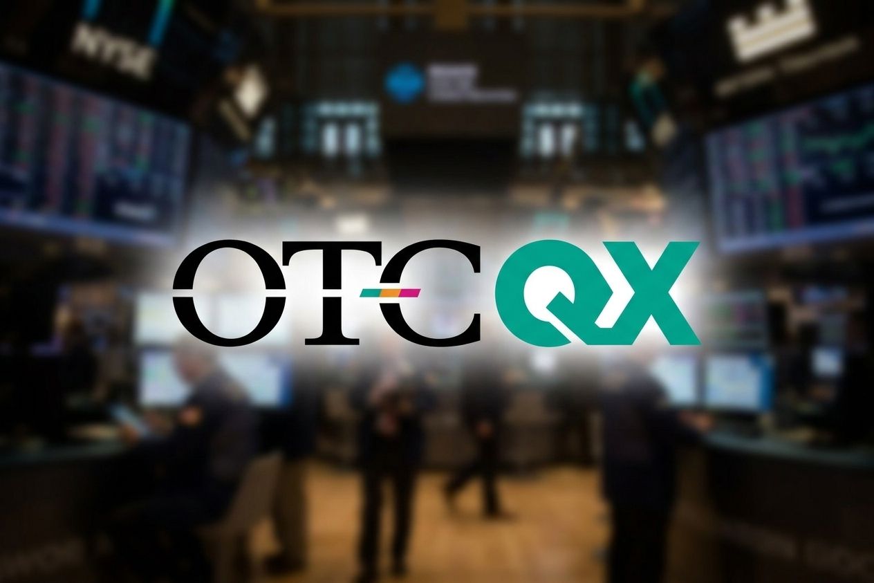 Das OTCQX-Logo vor einem verschwommenen, geschäftigen Handelssaal-Hintergrund.