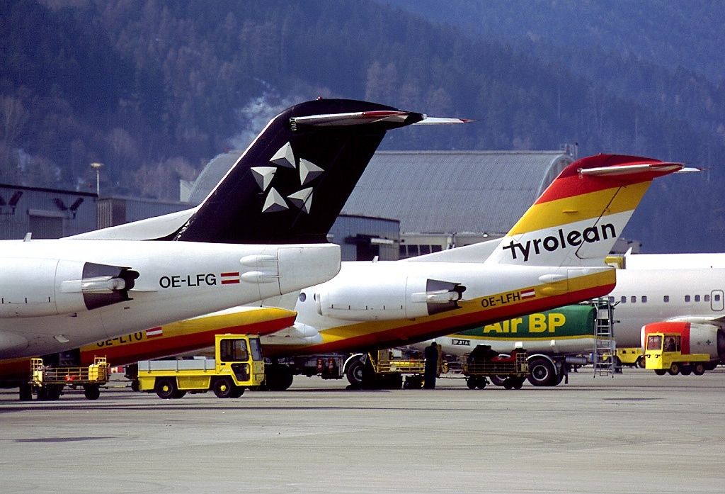 Heckflossen von Tyrolean Airways und Austrian Airlines auf dem Rollfeld
