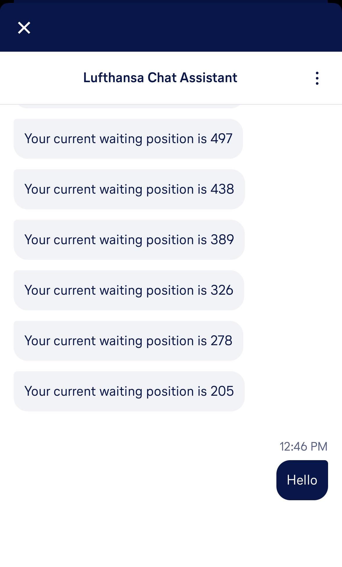 Screenshot des Lufthansa-Chat-Assistenten mit langen Wartezeiten. Warteposition sinkt von 497 auf 205.