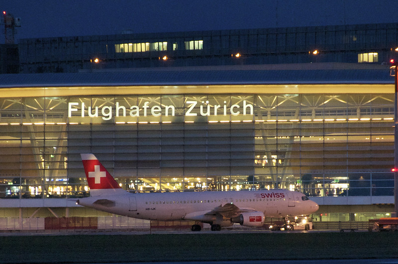 Ein Flugzeug der SWISS am Flughafen Zürich