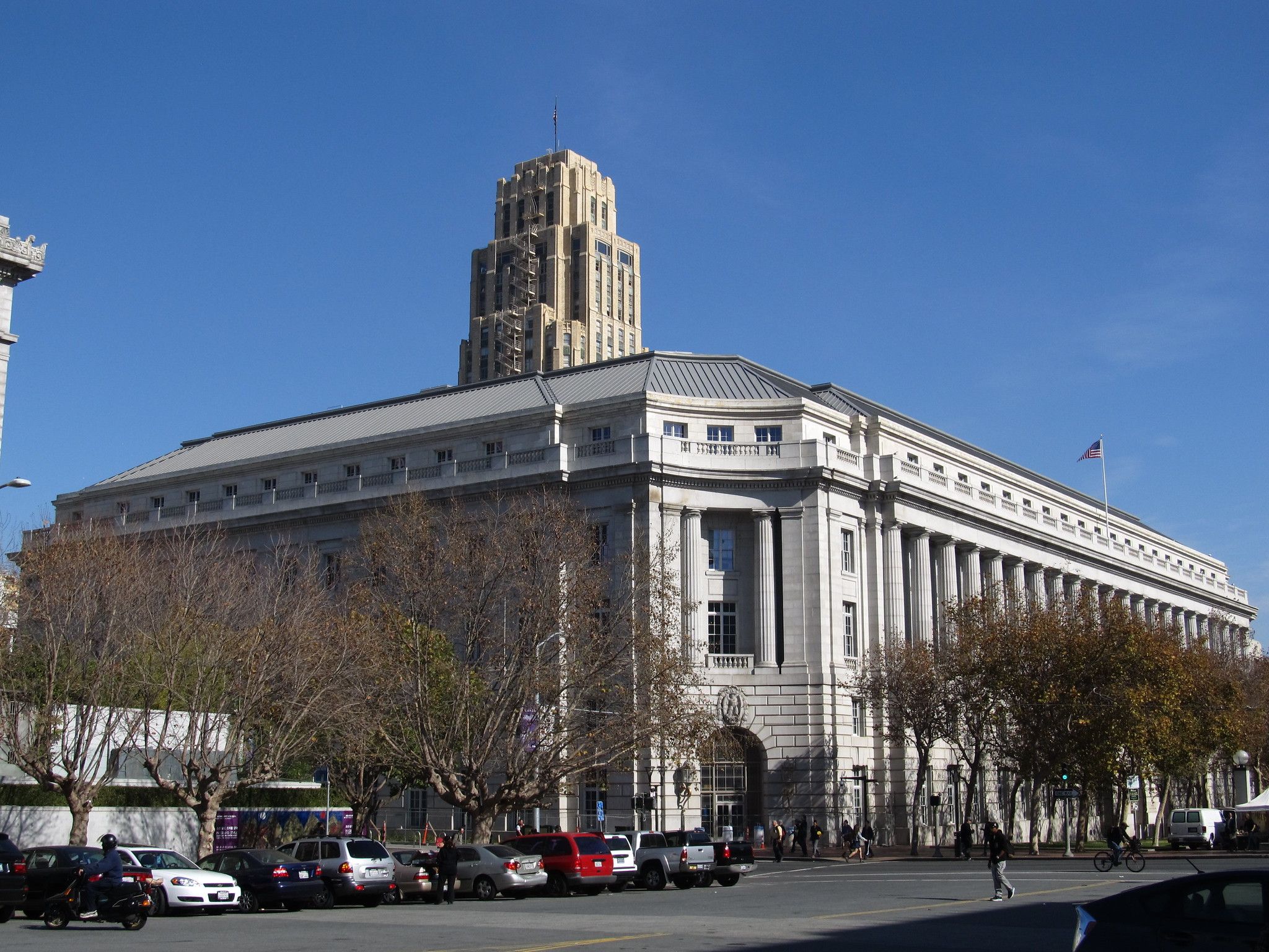 Bundesgebäude in San Francisco mit markantem Turm unter klarem blauem Himmel.