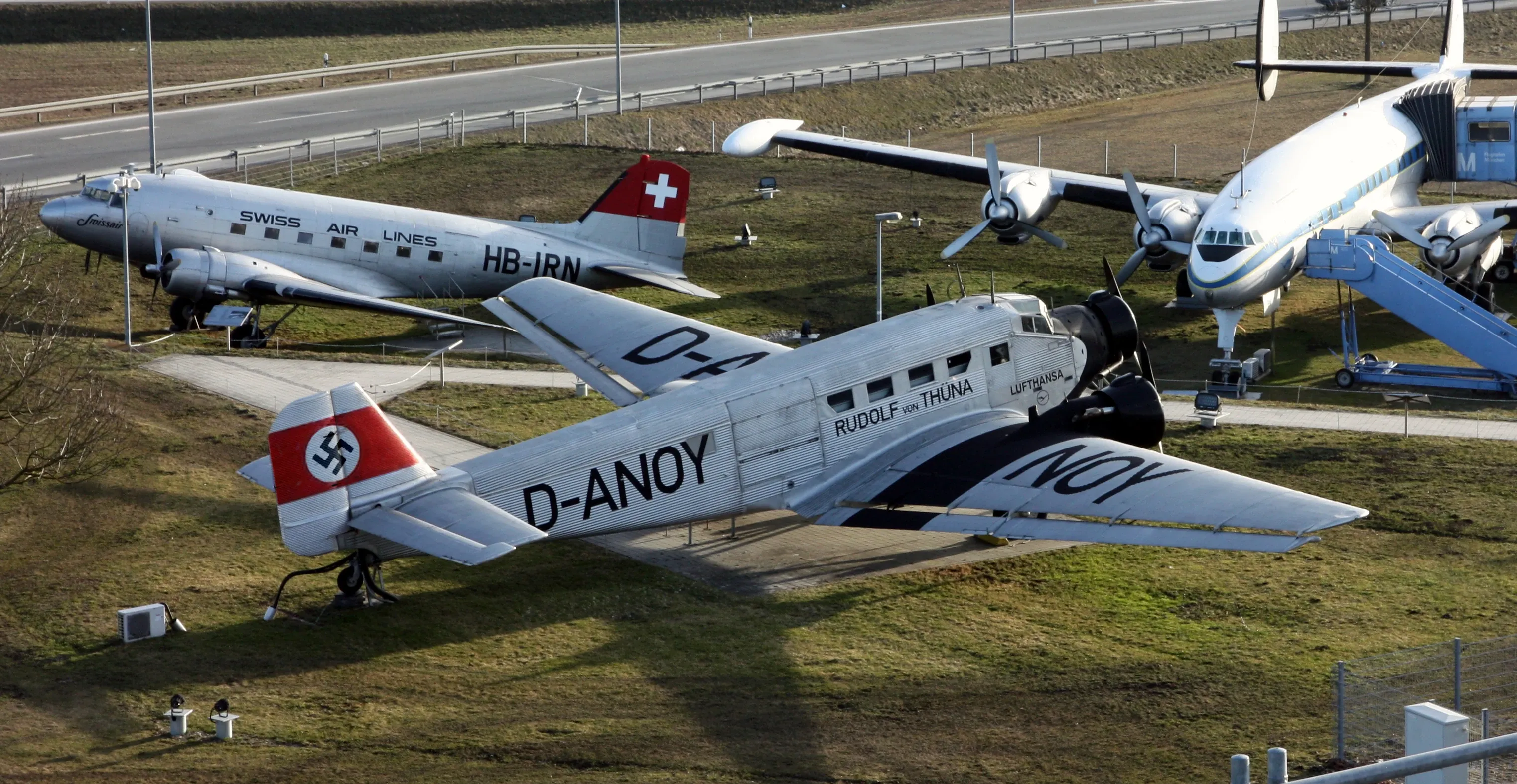 Junkers Ju 52 mit künstlerischer Darstellung der Originallackierung