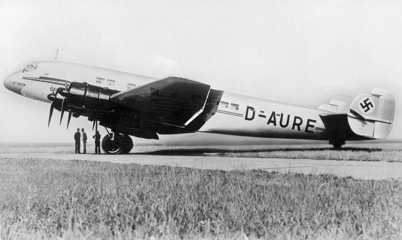 Deutsche Luft Hansa Junkers Ju 90 V3 mit Hakenkreuz auf dem Seitenleitwerk, ca. 1939