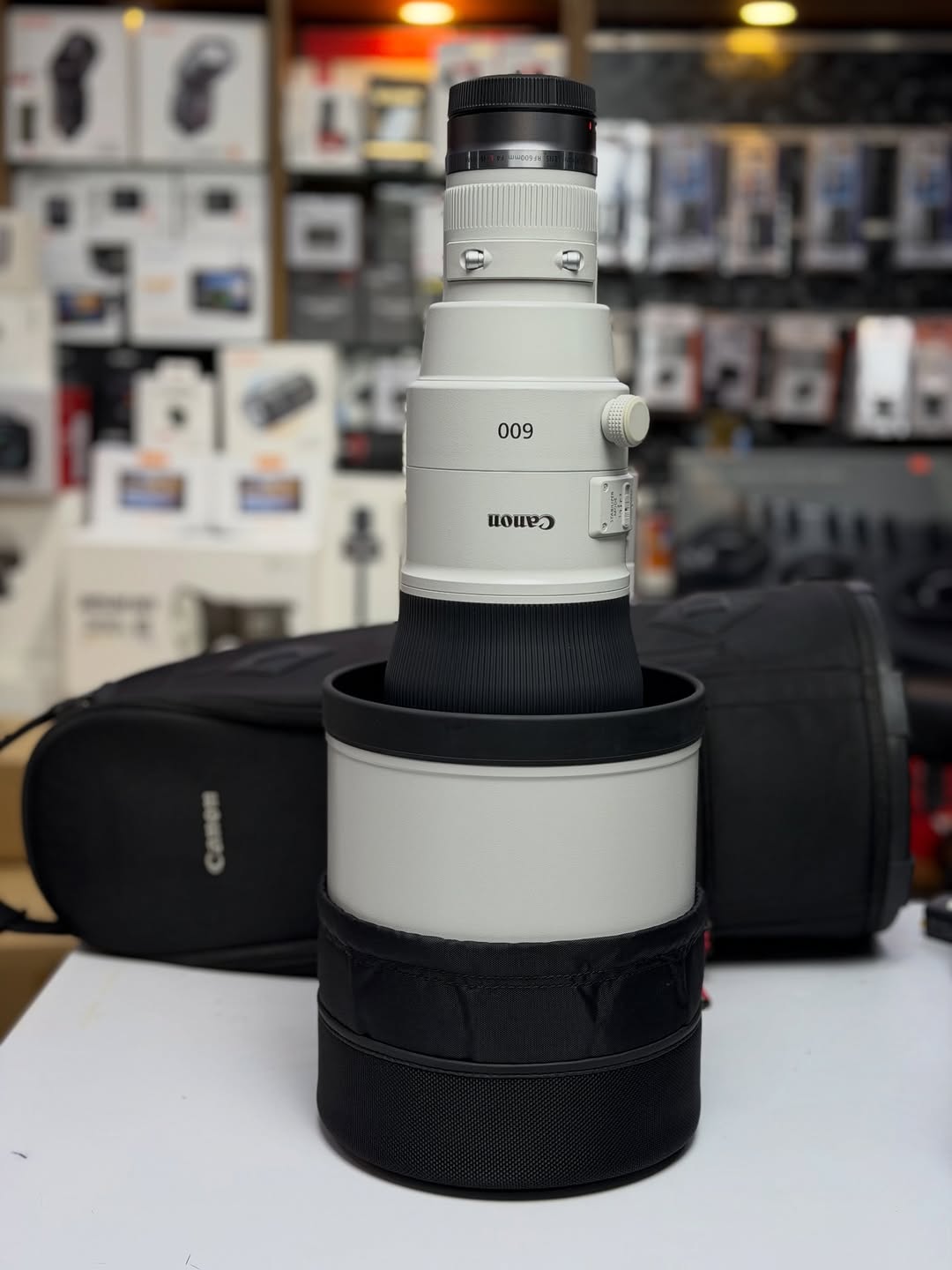 Canon RF 600mm f/4 L IS USM Lens

• RF-Mount Lens/