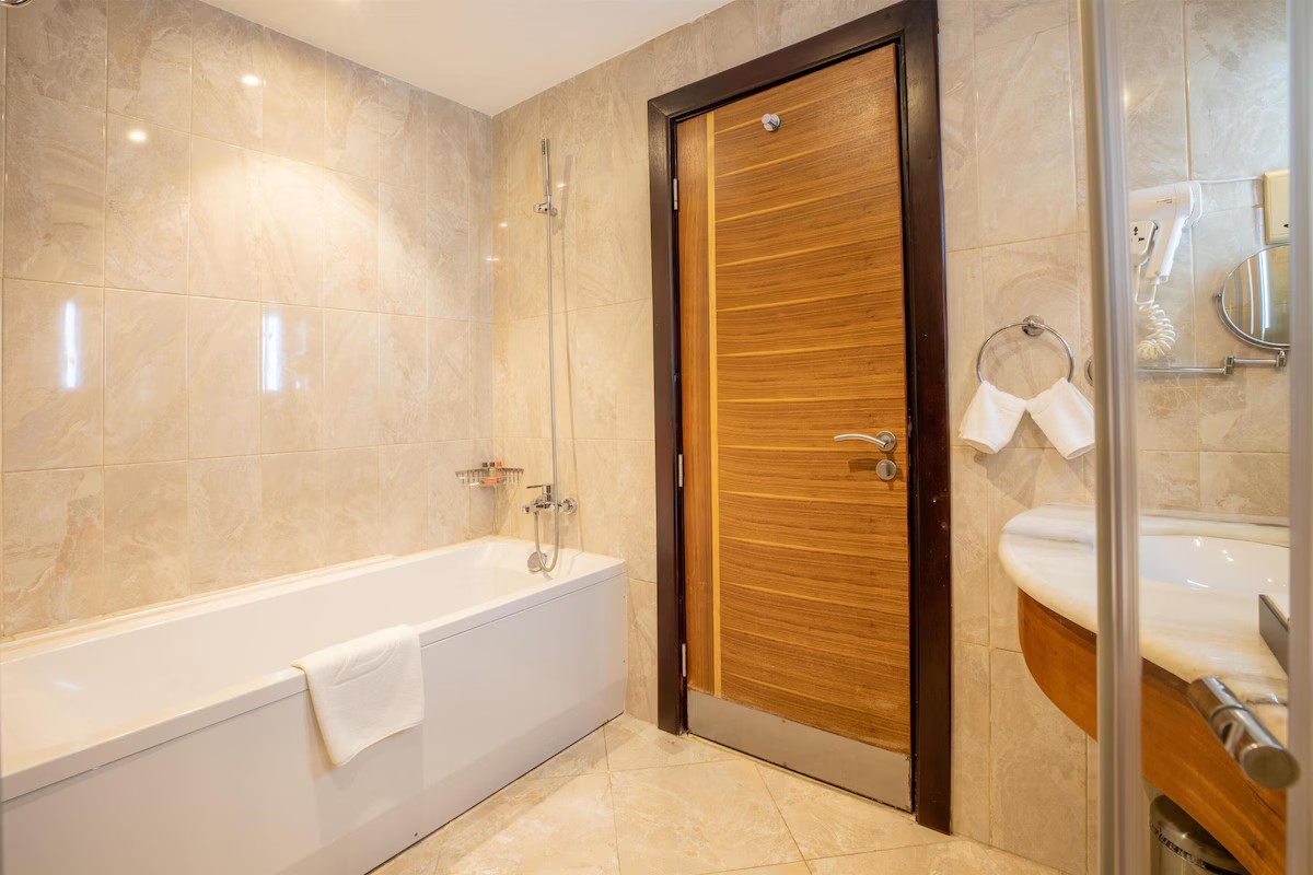 Deluxe Room, 1 Queen Bed, Balcony image 7