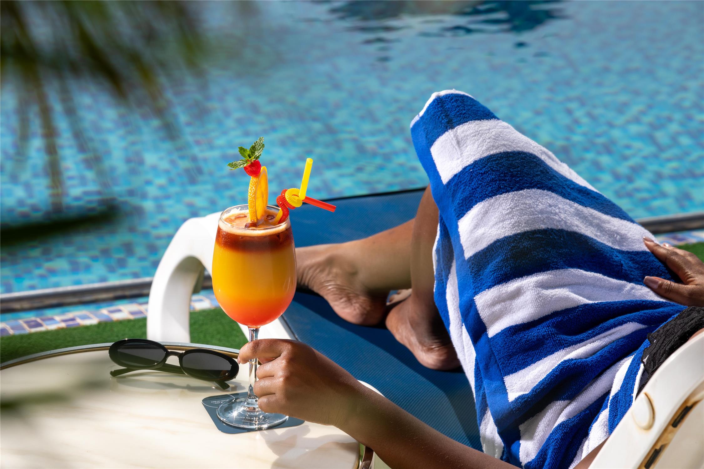 Cocktails + Poolside = Weekend Mood🍹 
Slide into 