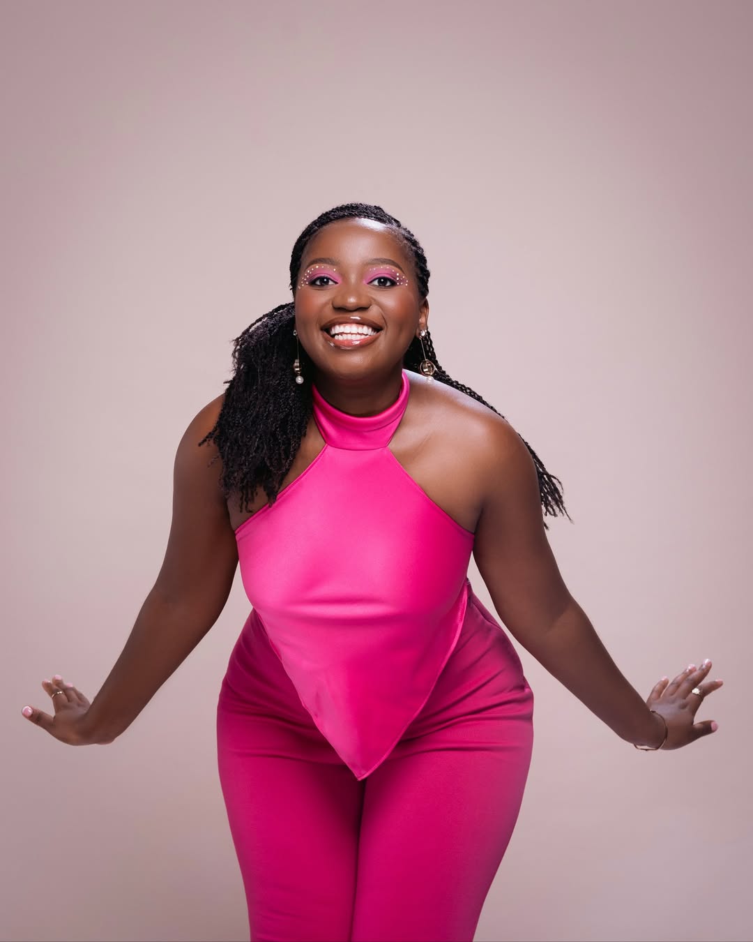 You still look 18 from a distance @hazelnanyonga �