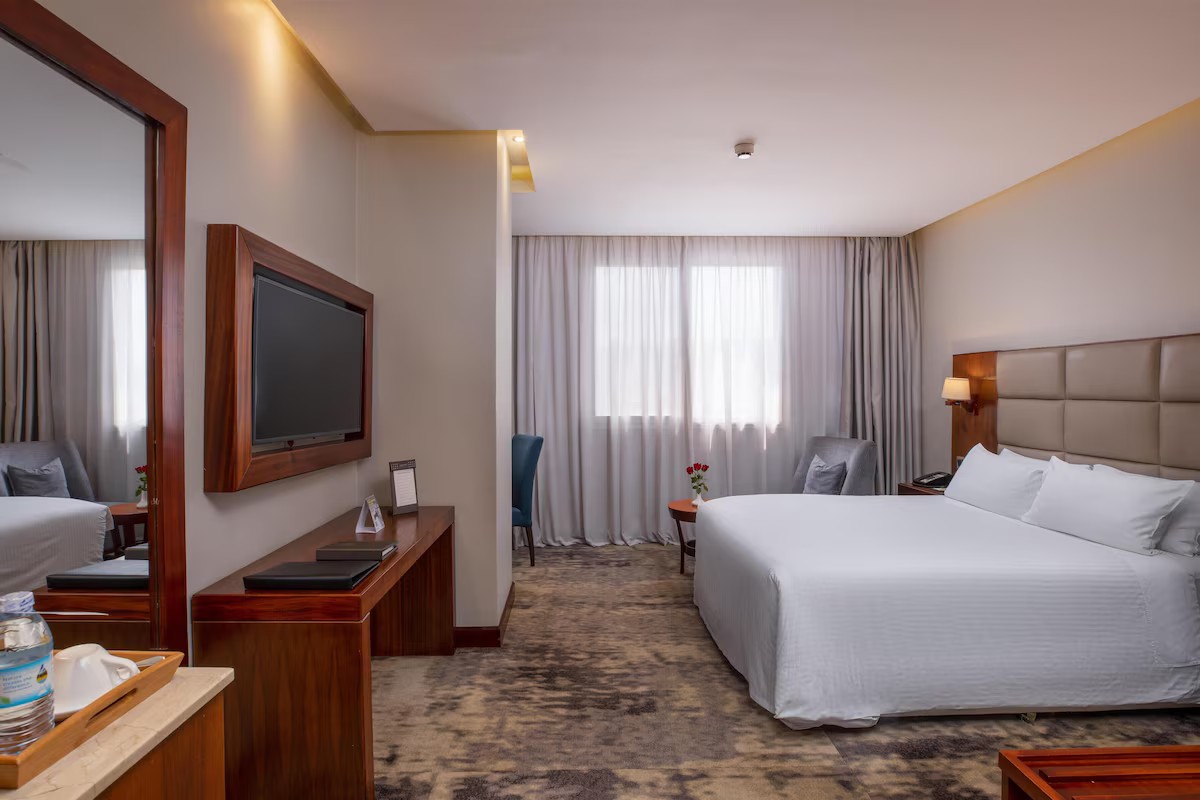 Standard Room, 1 Queen Bed image 2