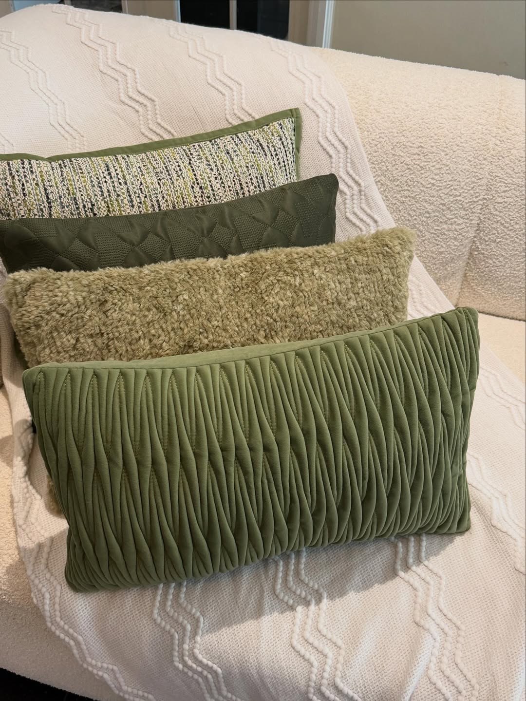 Our assortment of cushions is still available. Dm 