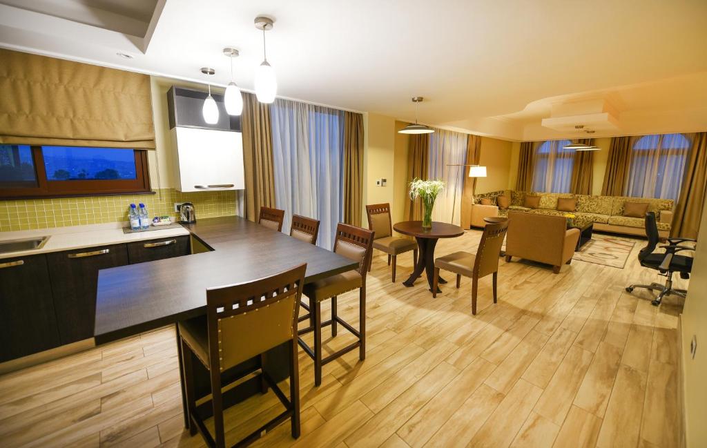 Three Bedroom Penthouse image 4