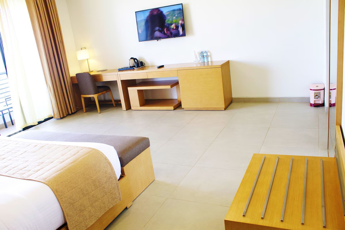 Junior Suite, Balcony, Lake View image 4