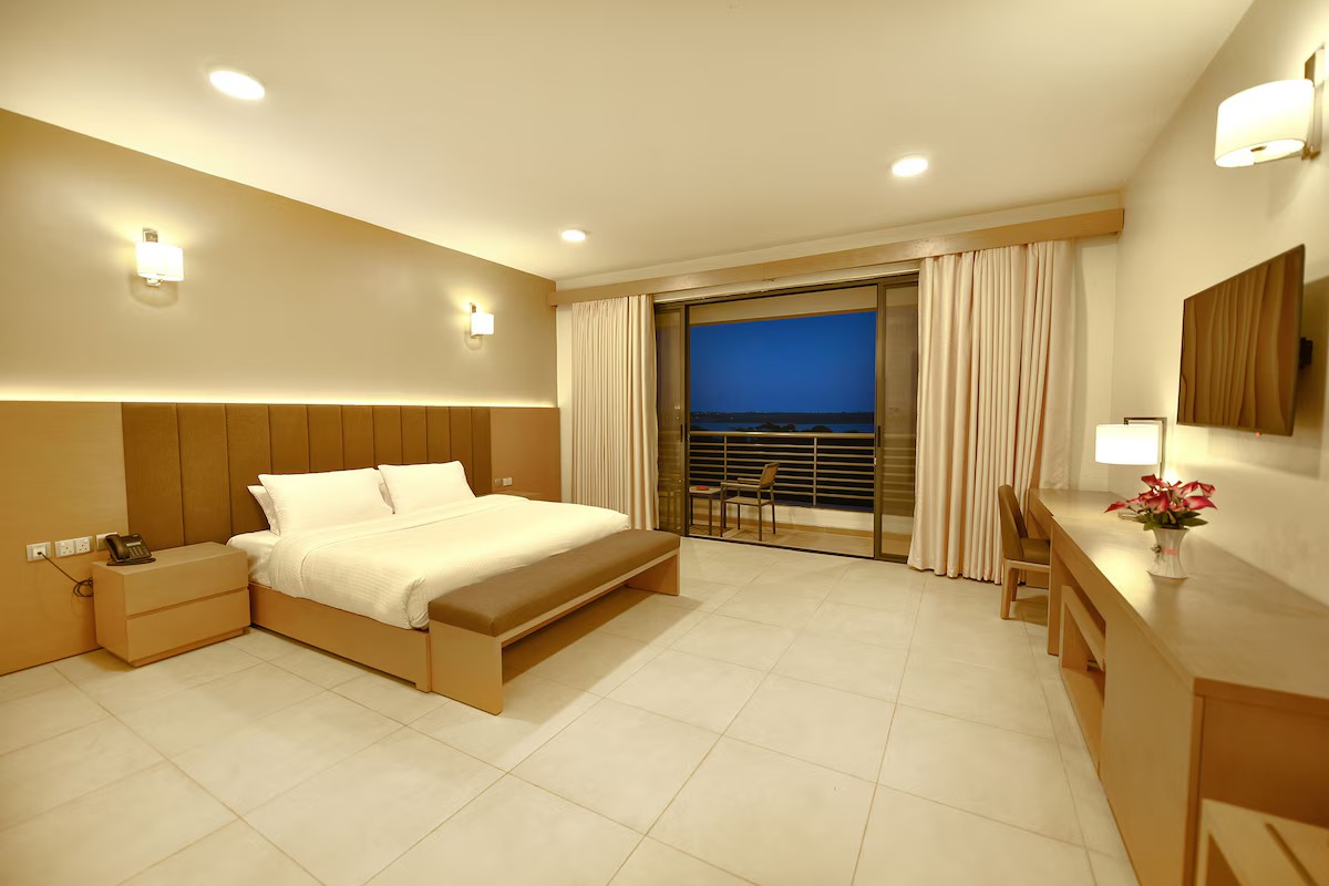 Junior Suite, Balcony, Lake View image 3