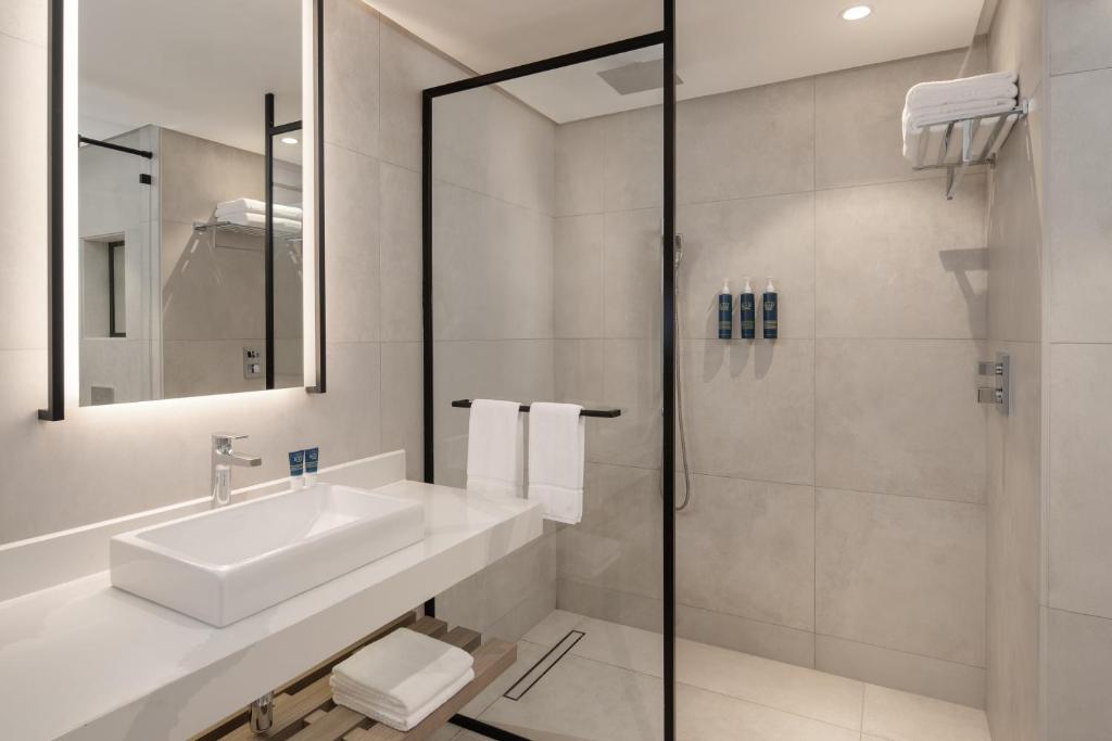 King Suite, City view image 2