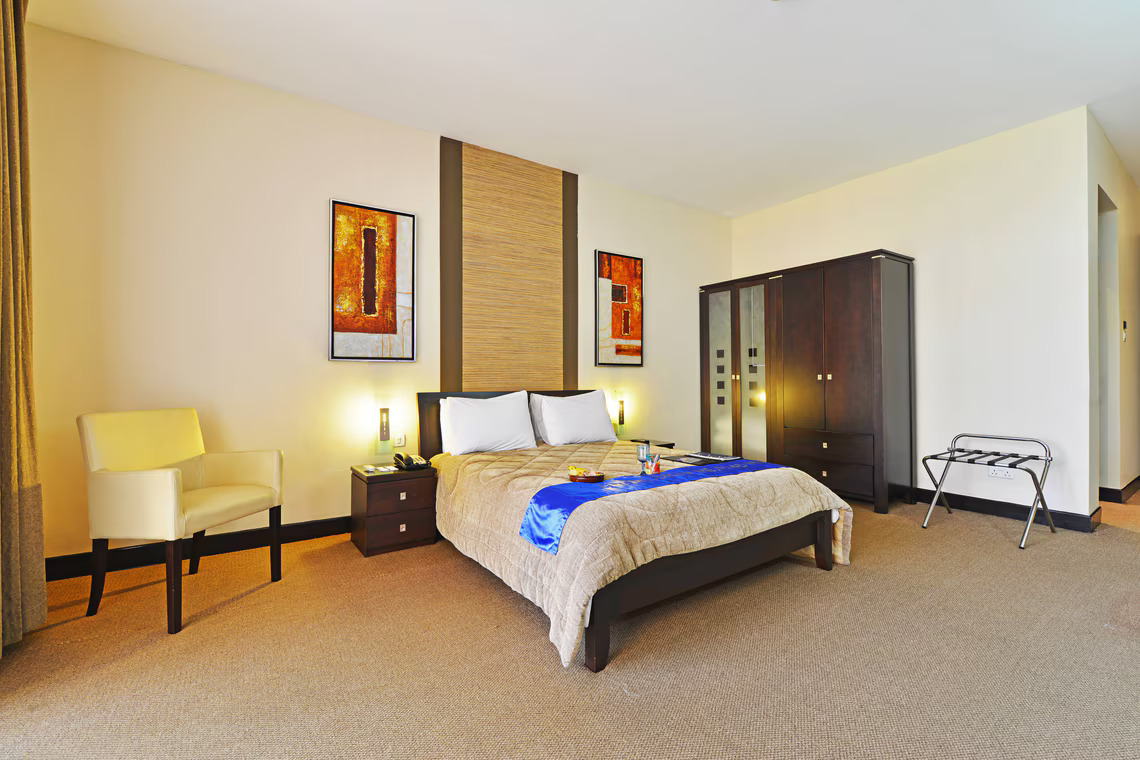 Guest Room, City View, 1 Queen image 2