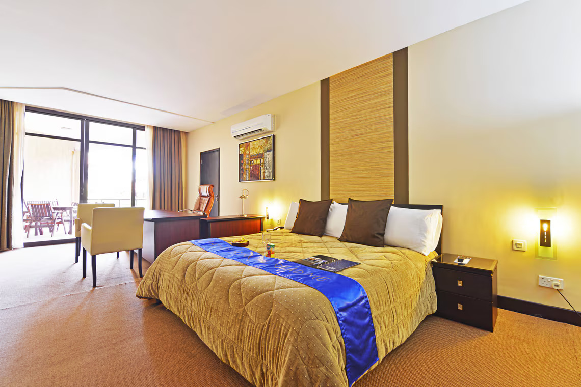 Executive Suite 1 King, Courtyard view, Corner room, Balcony image 1