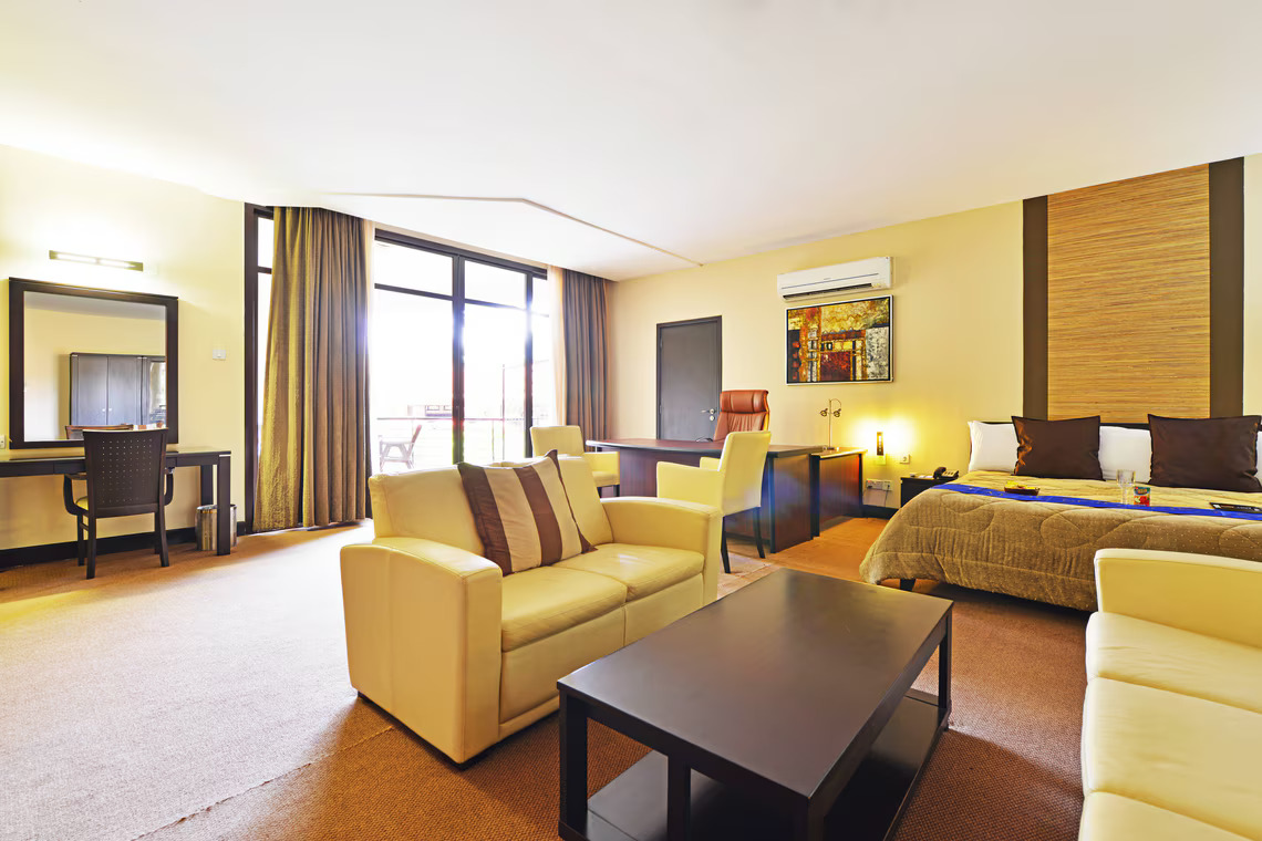 Executive Suite 1 King, Courtyard view, Corner room, Balcony image 2