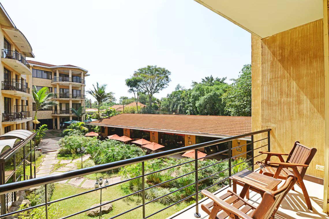 Executive Suite 1 King, Courtyard view, Corner room, Balcony image 3