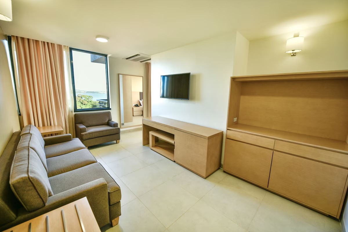 Classic Suite, Balcony, Lake View image 8