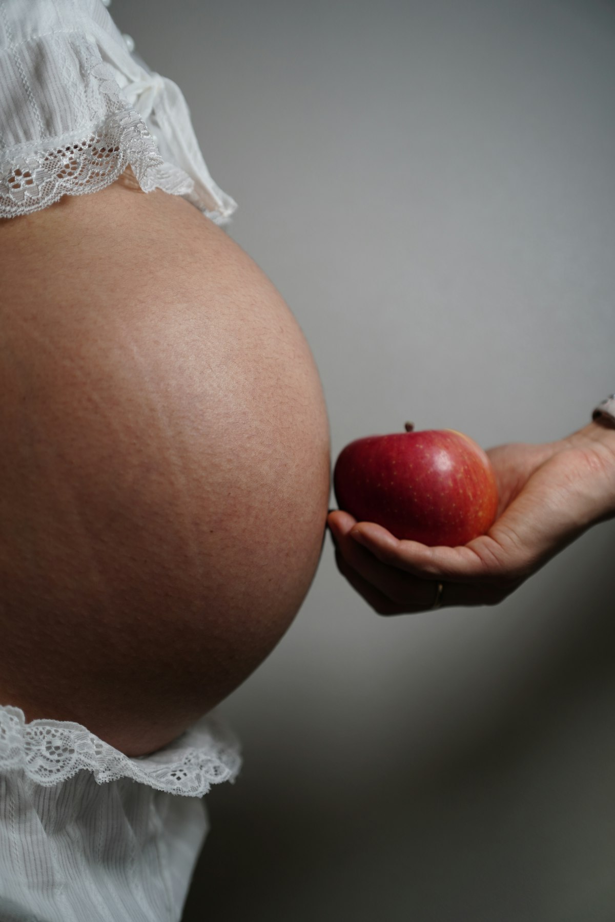 Calm prenatal care image for week 18 anatomy scan window opens