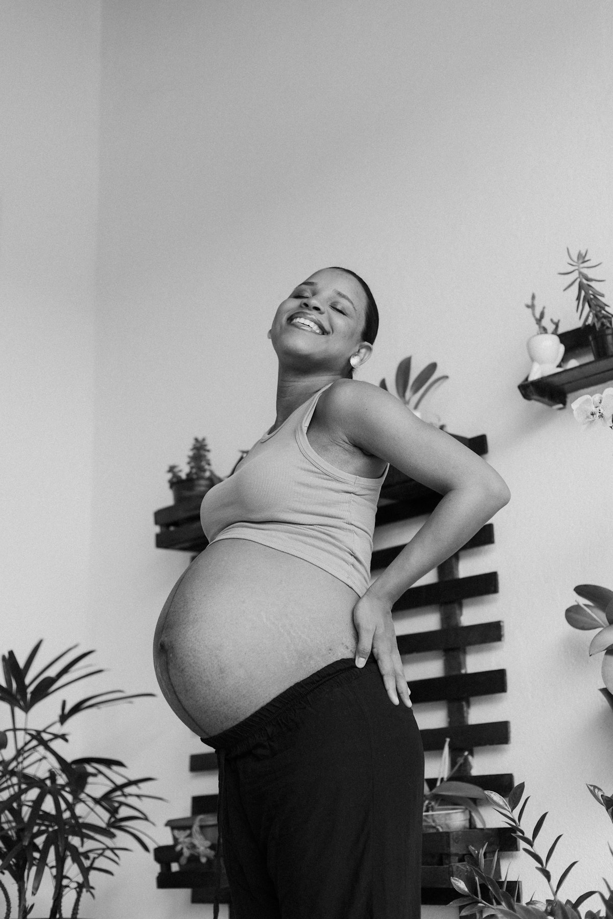 Calm prenatal care image for week 33 position and pressure