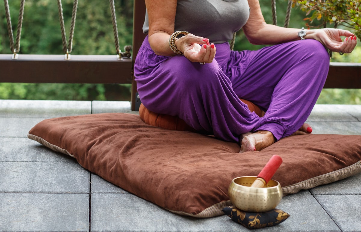 Gentle pregnancy wellbeing image for week 33 position and pressure