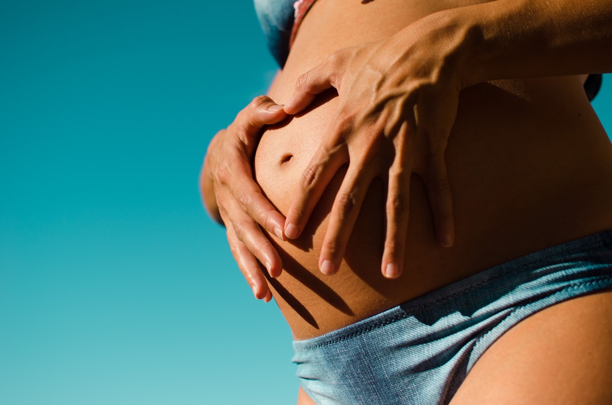 Gentle pregnancy wellbeing image for week 8 early labs and dating