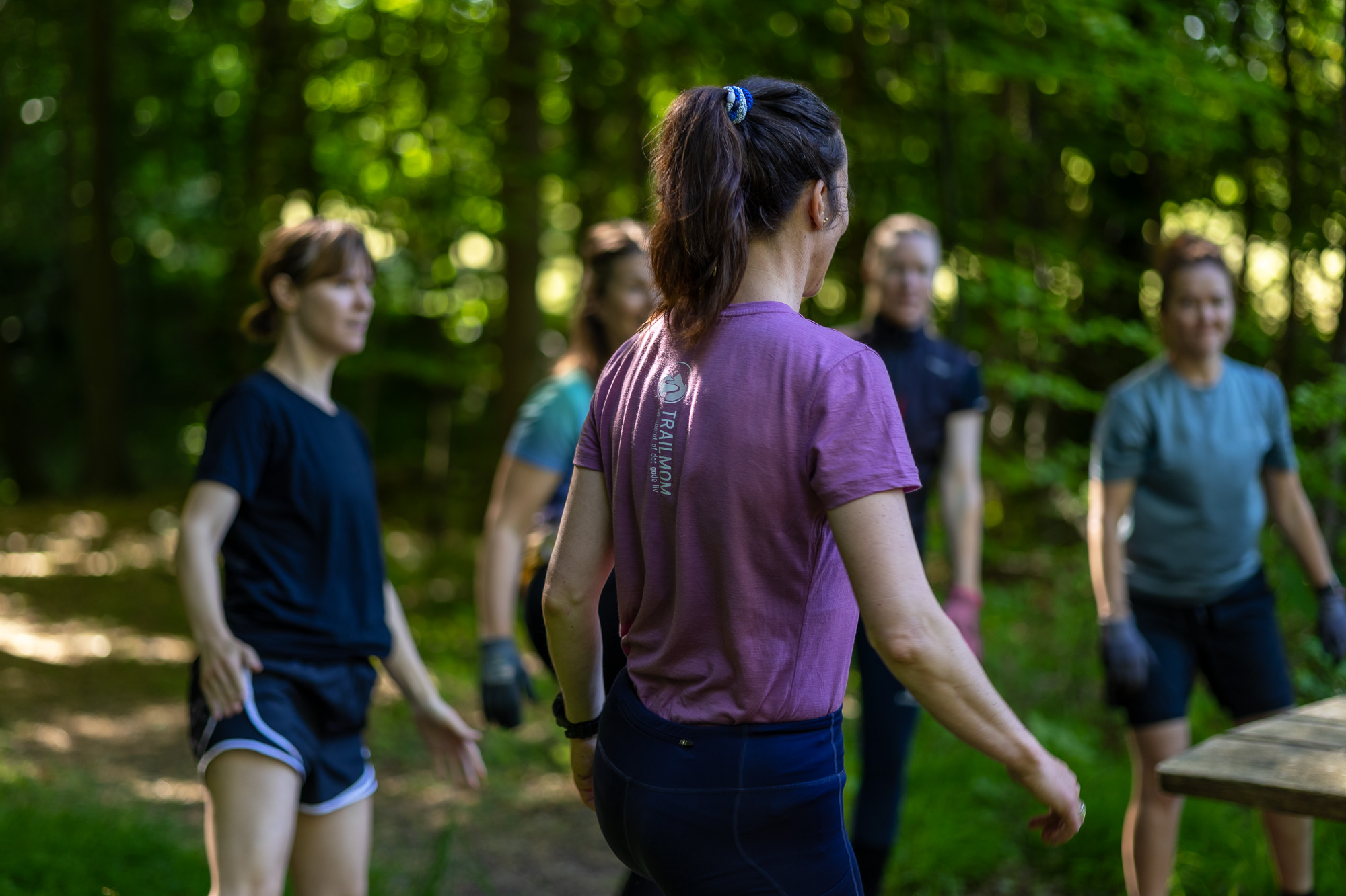 Kvinder løb trail Kvinder der træner i naturen