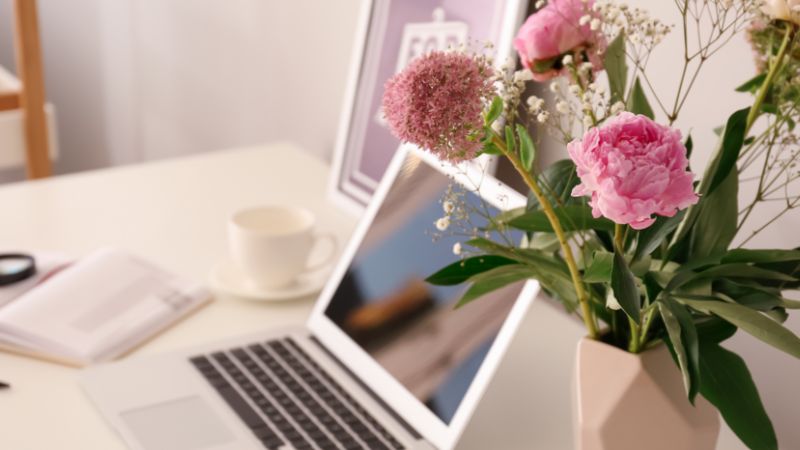 Det her er en guidet, individuel udviklingsrejse, hvor du følges af mig som underviser, facilitator og clairvoyant coach. Du får både undervisning, sparring og struktur, så du kan udvikle dig med både retning og frihed.