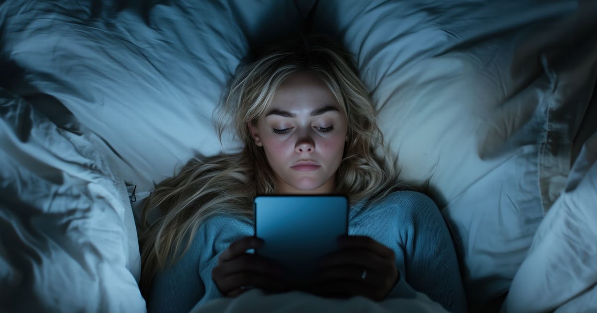 Personne assise sur un canapé, absorbée par son téléphone, entourée d’icônes de réseaux sociaux.