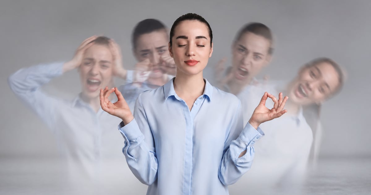 ضوء ناعم يدخل من نافذة، دفتر وفنجان على الطاولة