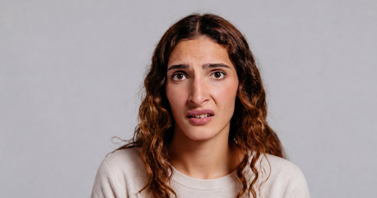 שני חברים צוחקים יחד על ספסל – רגע של קרבה מפתיעה