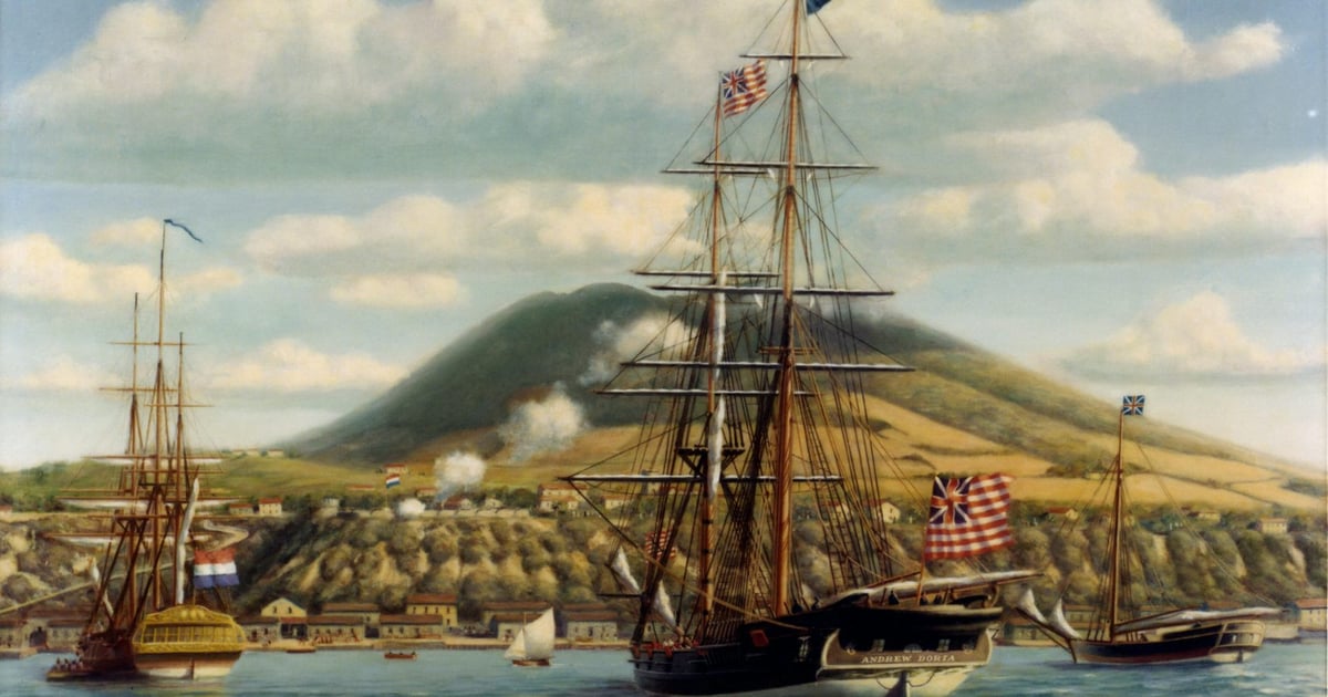 Vue aérienne de l’île de Saint-Eustache dans les Caraïbes, mer turquoise et port historique