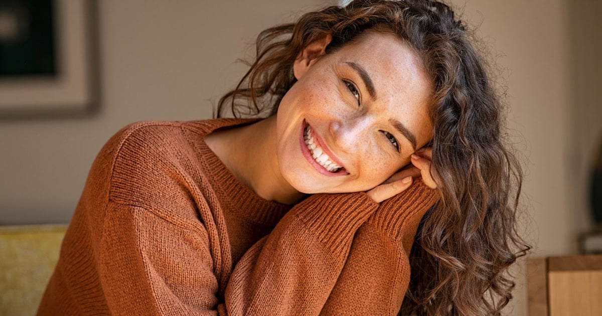 Deux visages féminins souriants illustrant la diversité et la beauté perçue à travers le monde.