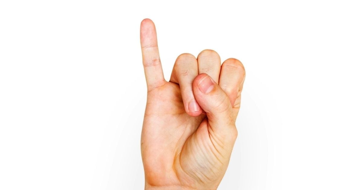 Une main en train de bouger ses petits doigts sur un fond coloré, symbole de tendance virale