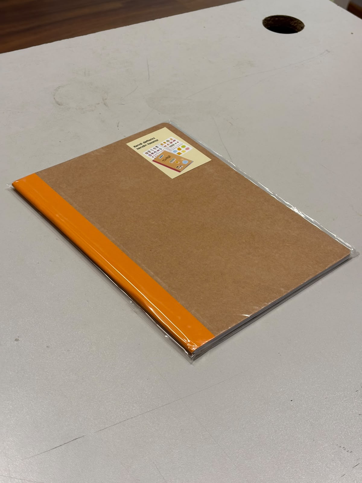 KESKİN ÇİZGİLİ STİCKERLI KRAFT KAPAK DEFTER