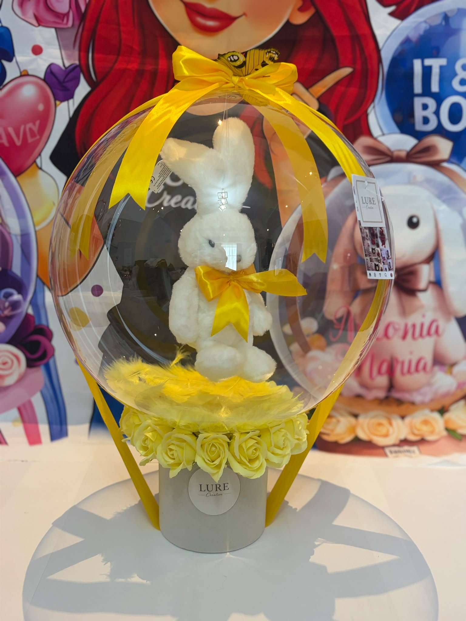 BoBo balon transparent cu iepuraș alb de pluș și trandafiri galbeni