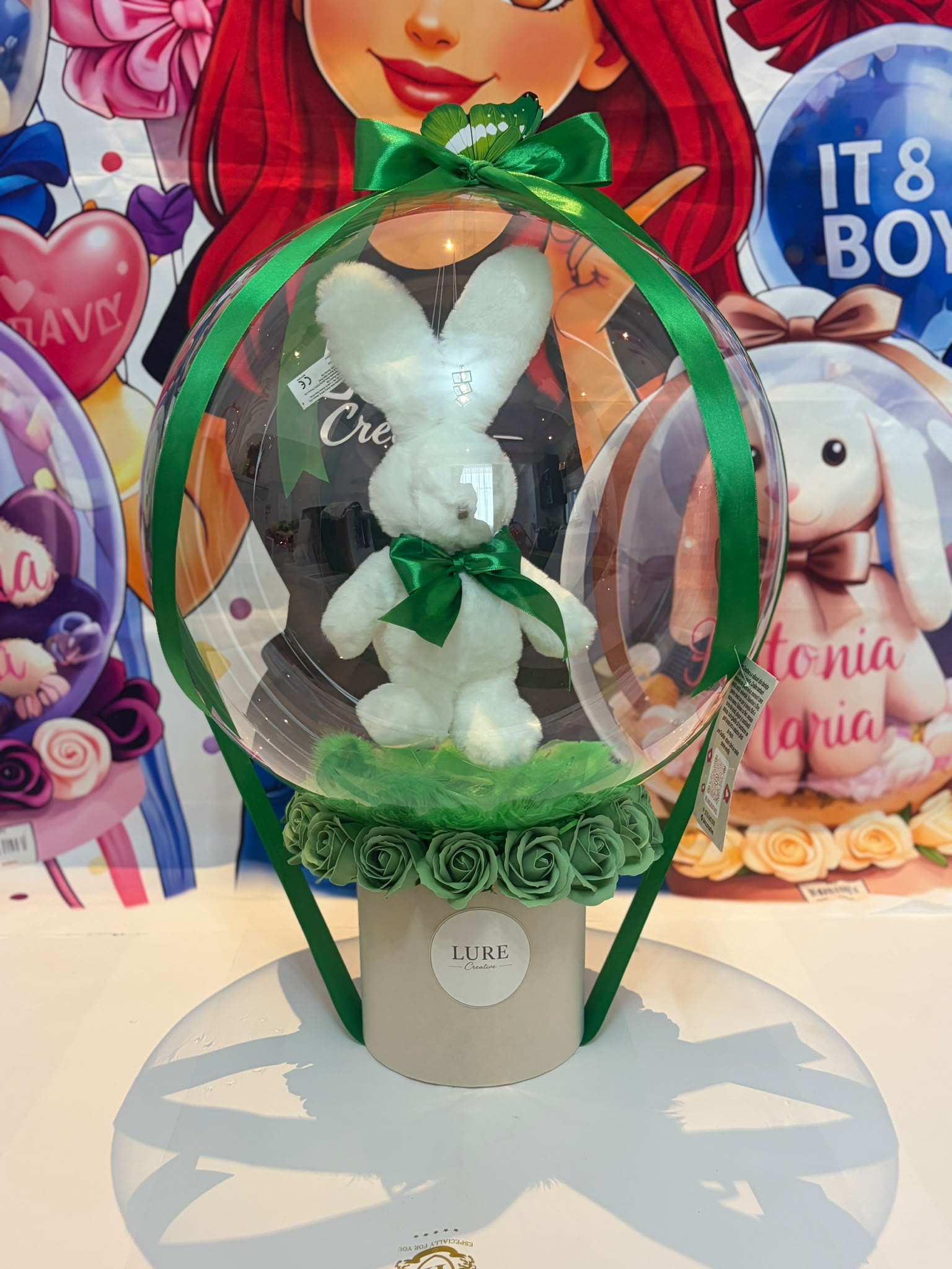 BoBo balon transparent cu iepuraș alb de pluș și trandafiri verzi