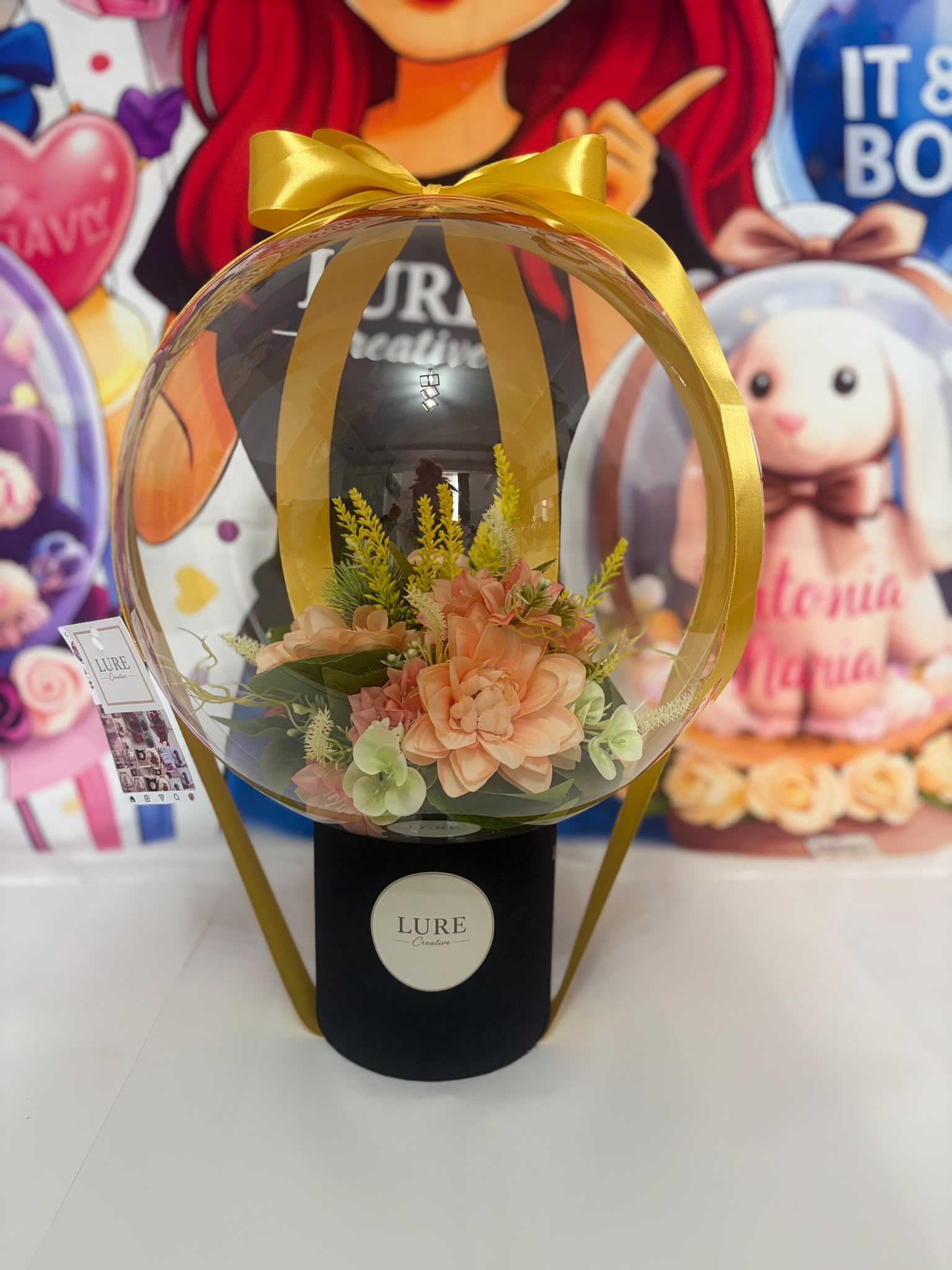 BoBo balon transparent cu aranjament floral piersică și fundă aurie