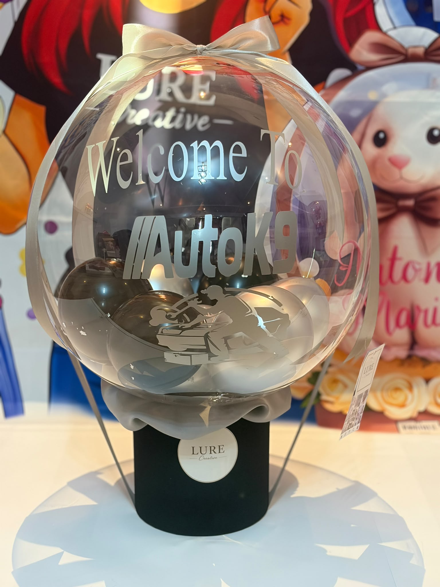 BoBo balon transparent personalizat cu baloane negre si argintii pe o cutie neagra