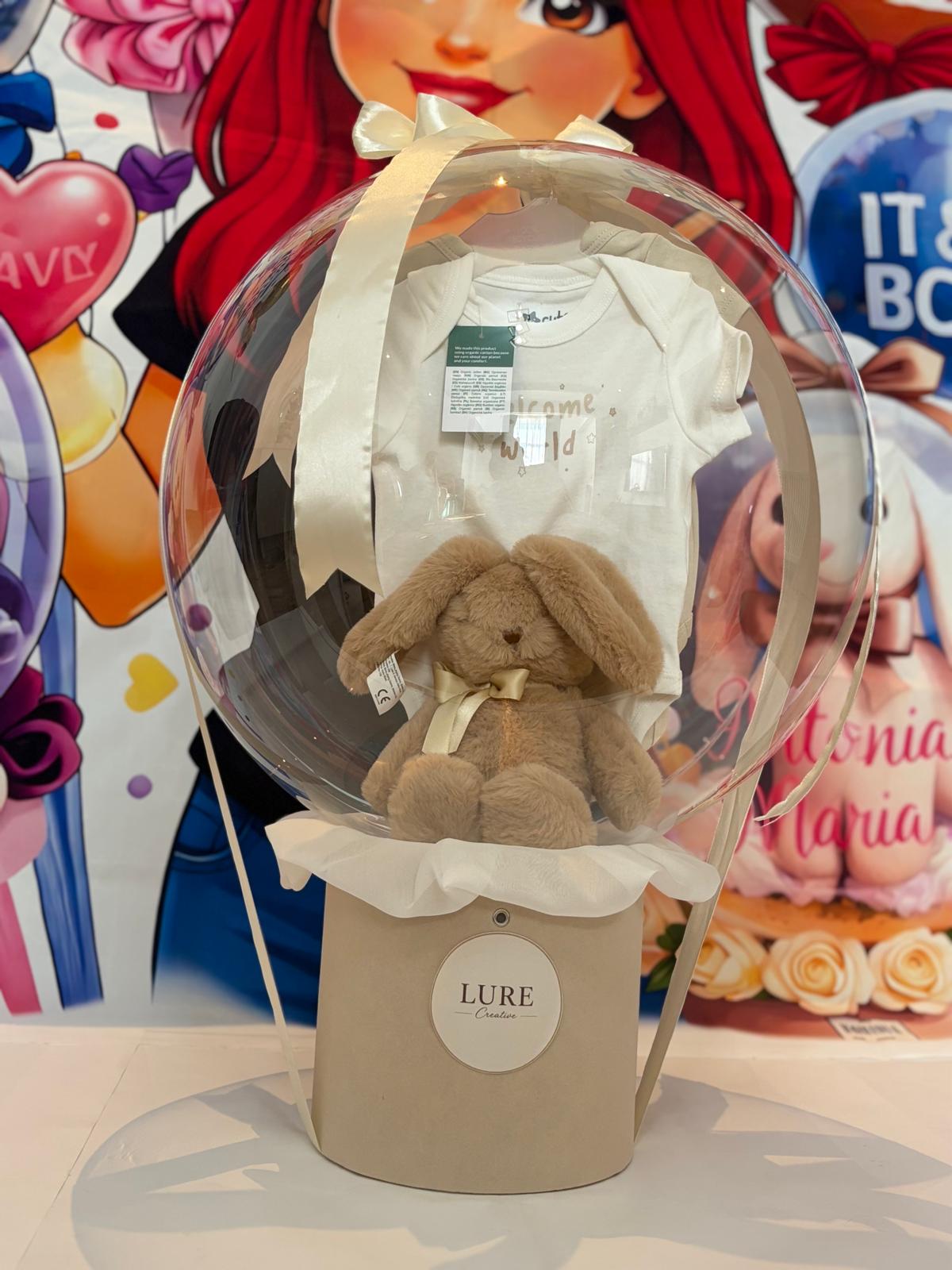 BoBo balon transparent cu iepuraș de pluș maro și body alb de bebeluș în cutie bej