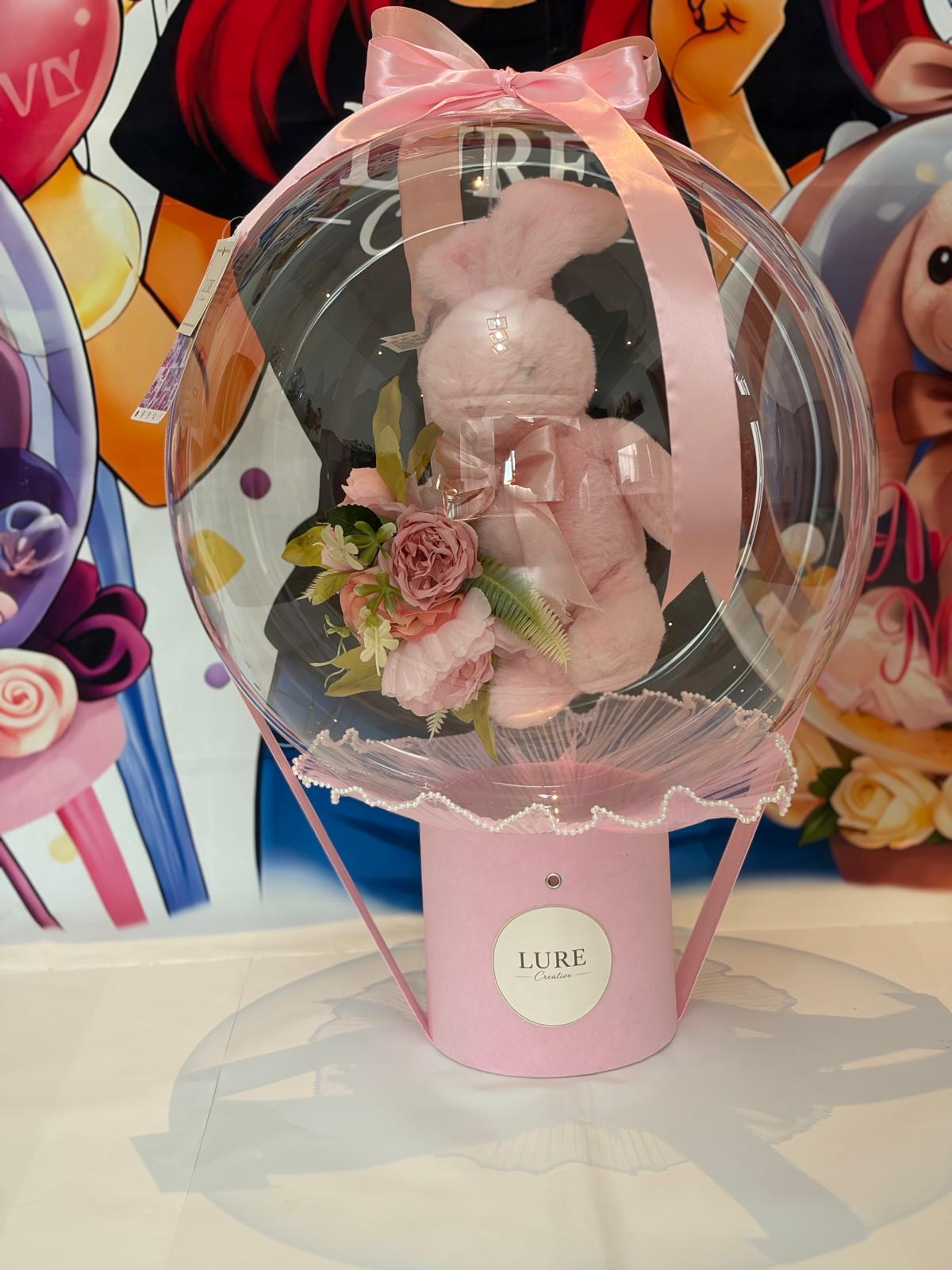 BoBo balon transparent cu iepuraș roz din pluș și flori roz pe suport cutie